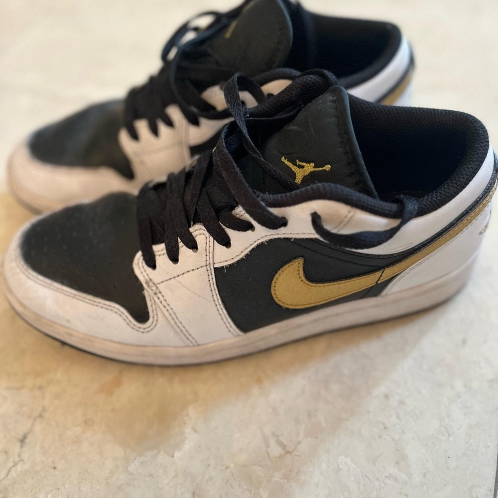 Nike Jordan Men's Black and Gold Sneakers